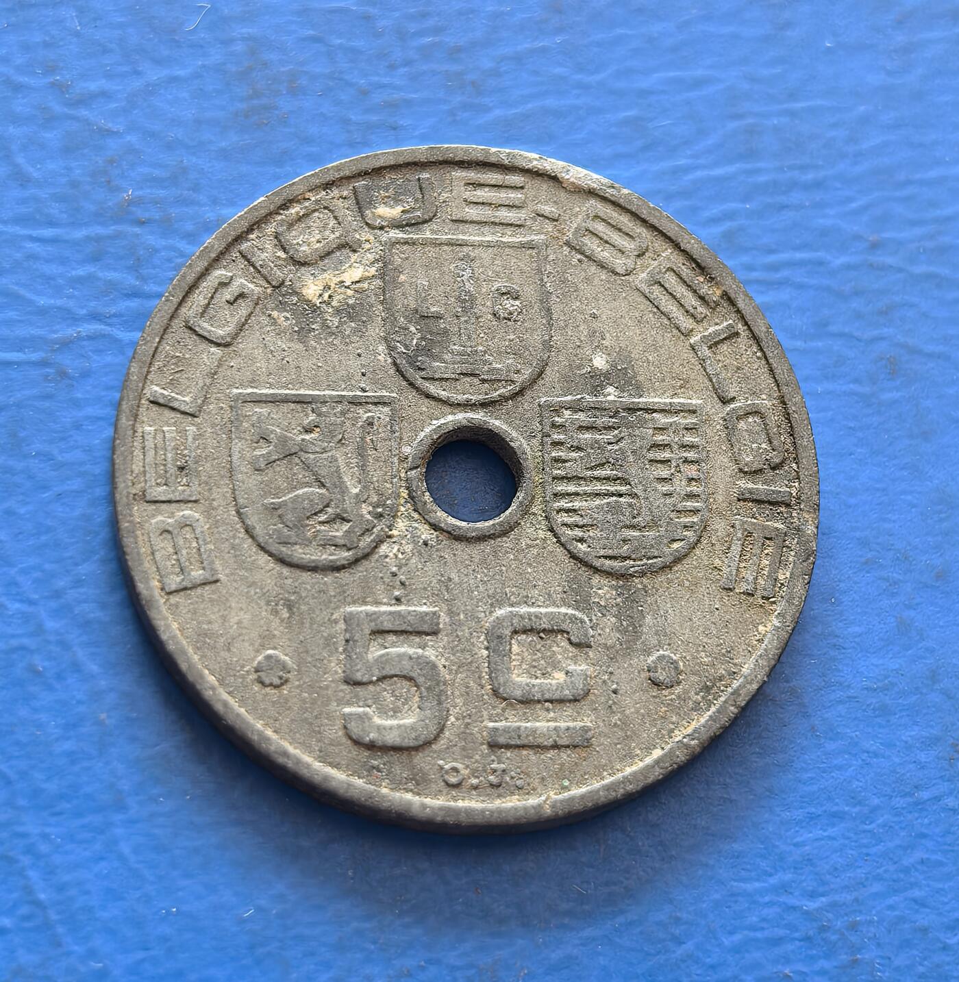 外国优质银币非洲美洲币，周六九点倒数截拍，满百包邮，持续收拍 德占1941 年比利时 5 分币，正面展三盾国徽 +“BELGIQUE”，背面饰王冠几何纹 + 圆孔设计，金属币承载二战时期比利时货币文化，兼具地域符号与特殊形制收藏价值。