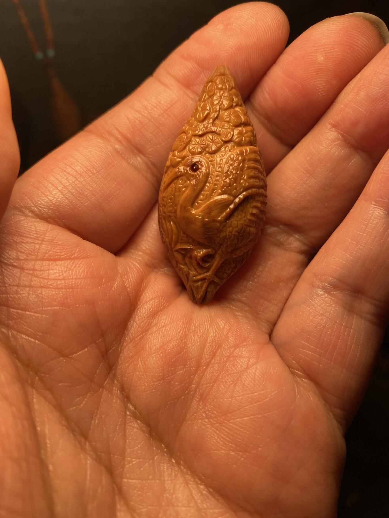 苏工名家王红秋个人作品展示 福利苏工核雕，纯手工雕刻，四花松鹤延年，个性十足，等待有缘人，市场无同款，尺寸2。2x4.7喜欢的来