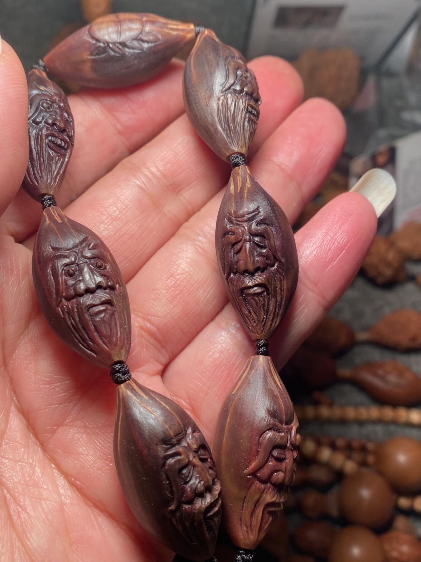 苏工名家王红秋个人作品展示 福利老苏工核雕，纯手工雕刻，紫核老款南极仙翁百态手串个性十足，等待有缘人，市场无同款，尺寸1。55x3.4喜欢的来呀