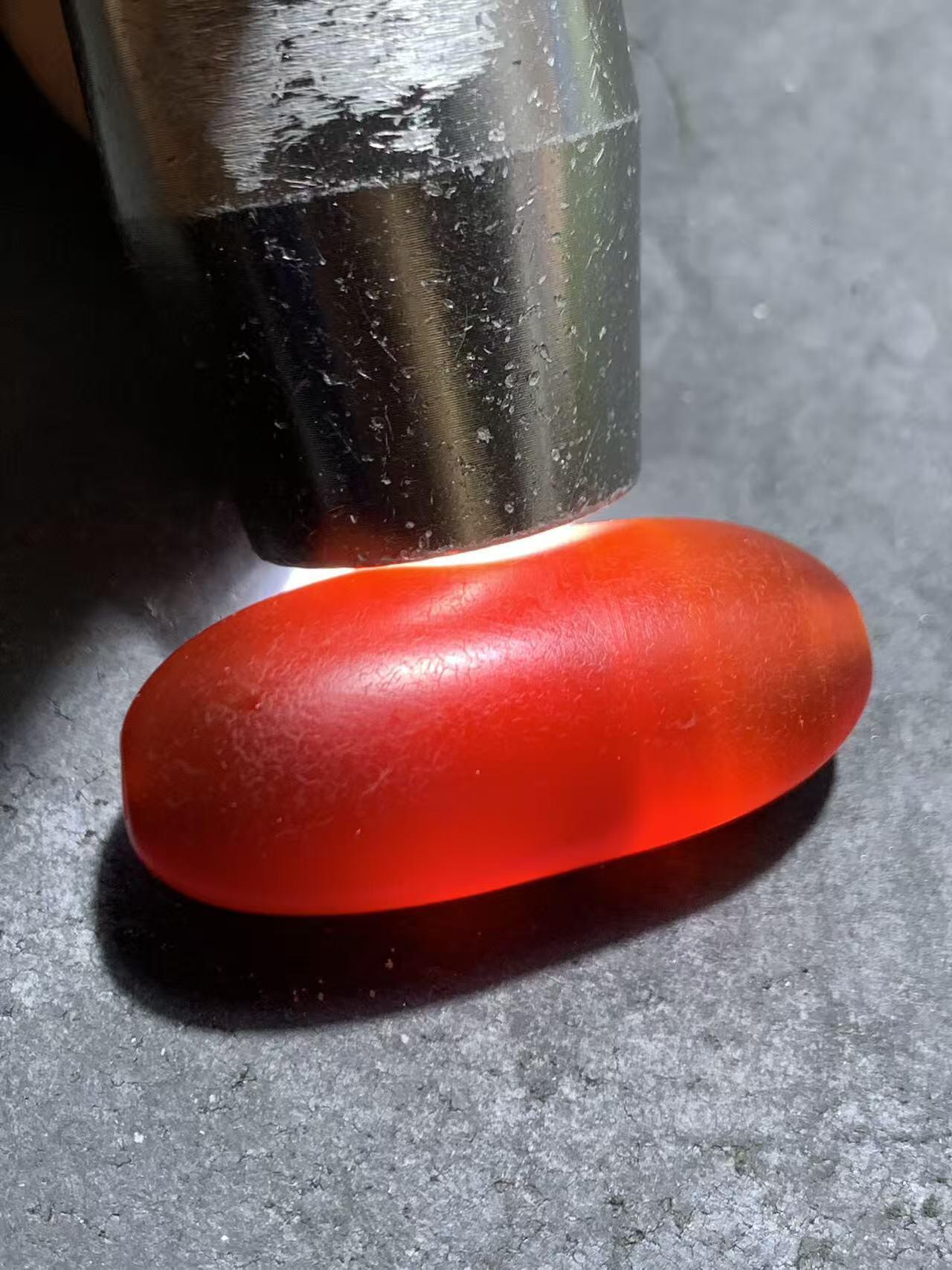 高玉化酒红色玛瑙瑕疵随形桶珠一颗，