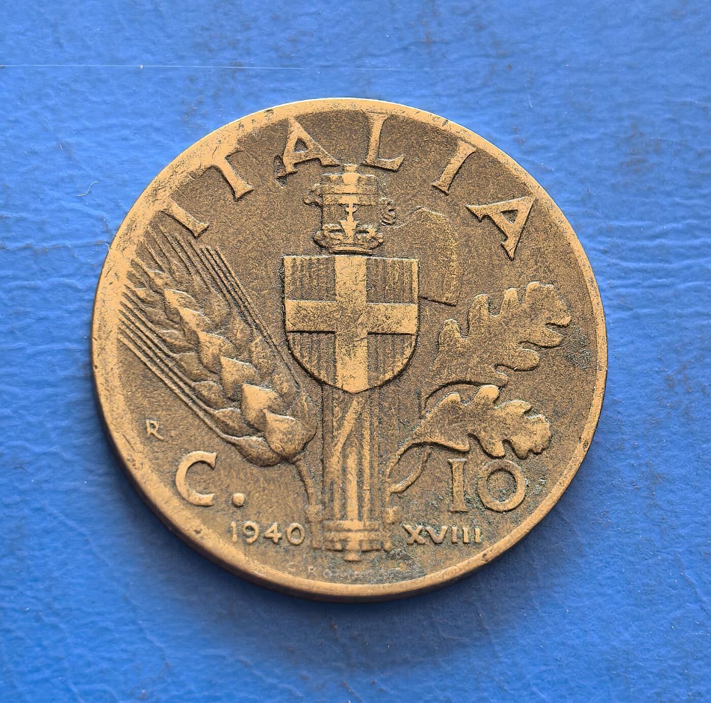 外国优质银币非洲美洲币，周六九点倒数截拍，满百包邮，持续收拍 意大利1940 年 10 分币，正面印维托里奥三世头像，背面展国徽（十字盾 + 麦穗橡叶），铜质币承载二战时期君主制货币文化，兼具历史纪念与国家符号收藏价值。