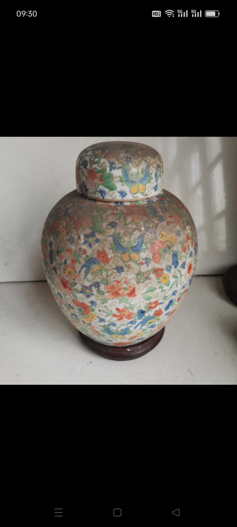 老瓷器五彩花卉盖罐一个，高约26厘米，带盖。罐身五彩花卉纹饰，色彩鲜艳，工艺细致，底部有款识。整体成色还可以，有正常使用痕迹，适合收藏或摆件。