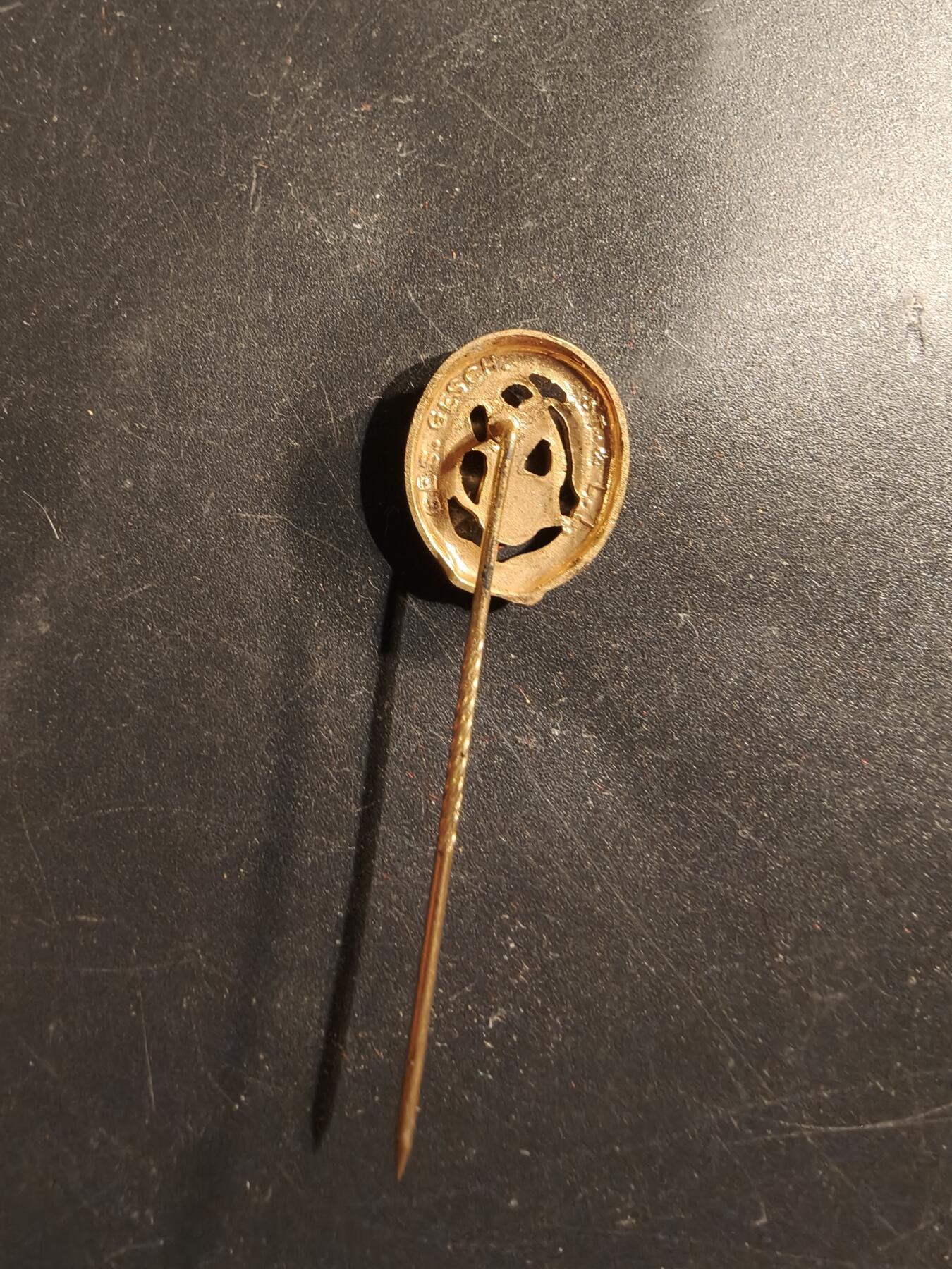 老王徽章第175期 德国金级体能奖章针插