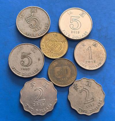 外国优质银币非洲美洲币，周六九点倒数截拍，满百包邮，持续收拍 - 香港不同时期的硬币组合（含 1997 回归前后版），统一饰洋紫荆花标识，涵盖 5 元、2 元等面值，承载香港跨时代货币文化，兼具地域符号与历史变迁的收藏价值。