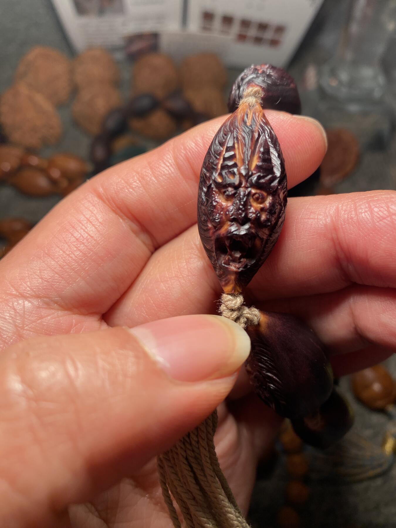 苏工名家王红秋个人作品展示 福利老苏工核雕，纯手工雕刻，紫核老款冥王手串个性十足，等待有缘人，市场无同款，尺寸1。7x3.45喜欢的来呀