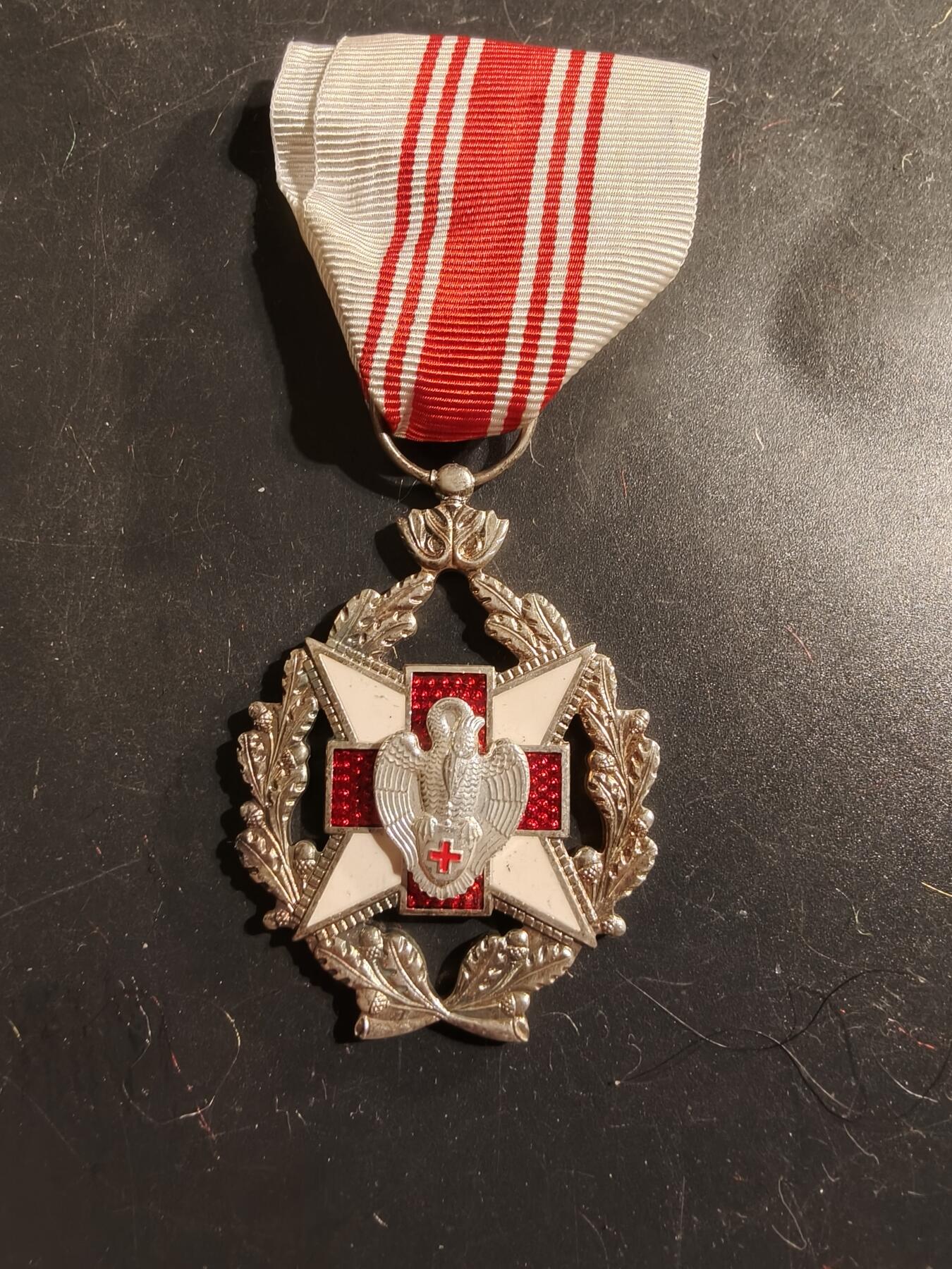 老王徽章第175期 比利时红十字会无偿献血纪念章   花环版