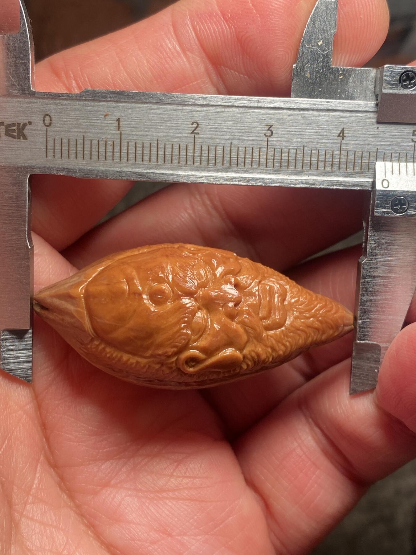 苏工名家王红秋个人作品展示 苏工核雕纯手工雕刻，老苏工诺距罗尊者，四花梅林大核，个性十足，市场无同款，尺寸2。18x4.6喜欢的来