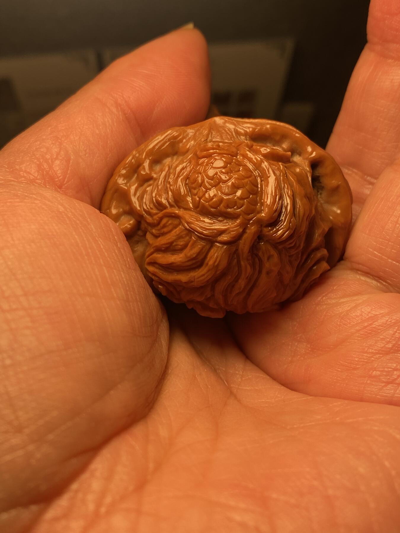 苏工名家王红秋个人作品展示 福利苏工核雕，纯手工核桃雕刻双龙戏珠一对个性十足，等待有缘人，市场无同款，尺寸4。3喜欢的来