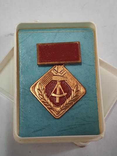 韵星假日拍卖第三十六期 -- Rimey Holidays Auction 36 - 民主德国个人劳动荣誉奖章带原盒早期版