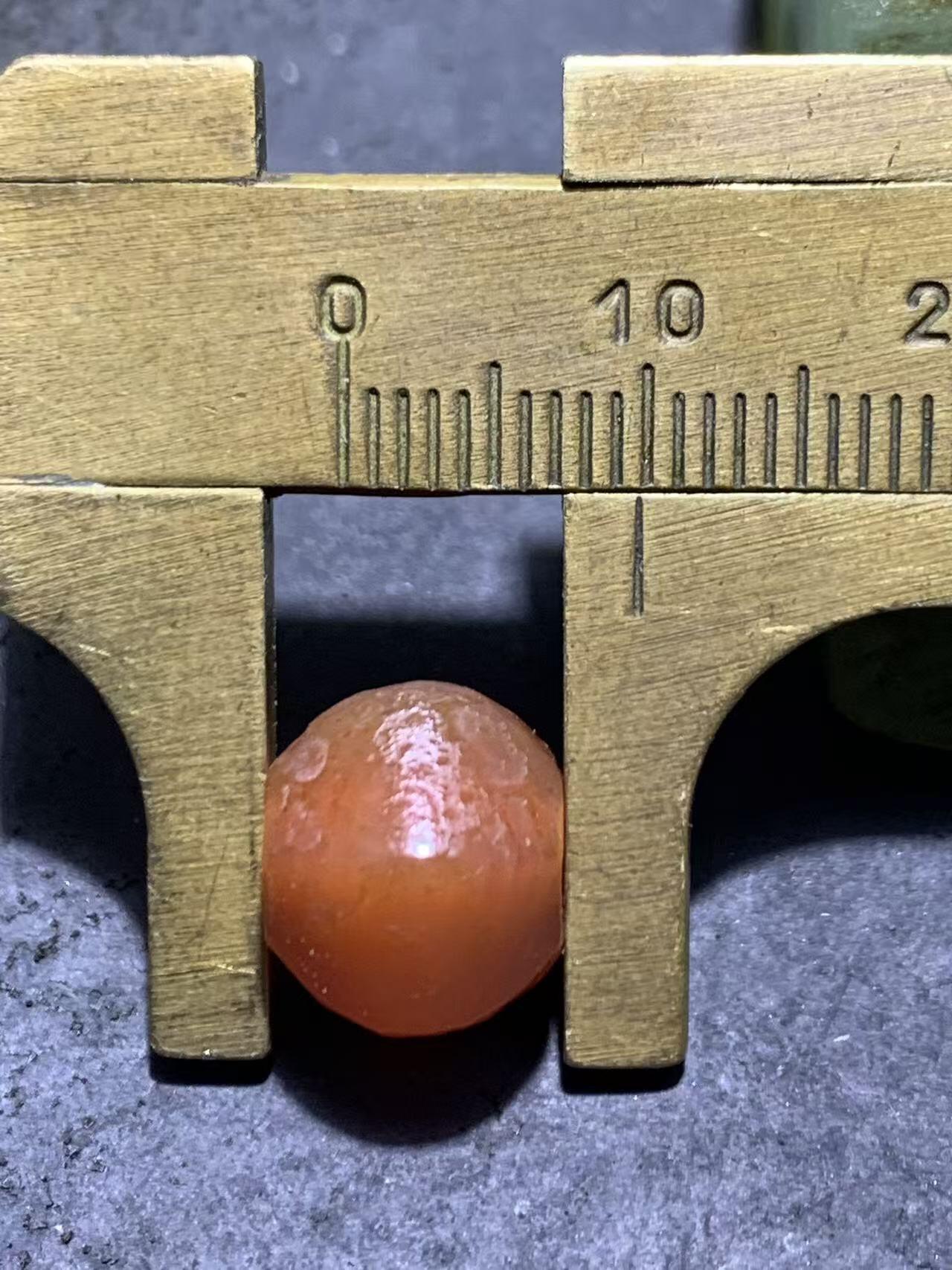 高玉化风化纹酒红玛瑙六棱通货随形南瓜算盘珠一颗，