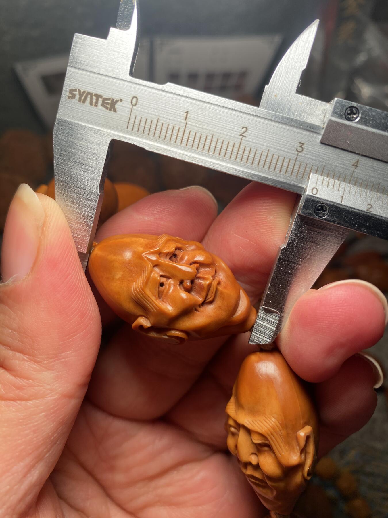 苏工名家王红秋个人作品展示 福利苏工核雕，纯手工雕刻,须派十八罗汉，个性十足，等待有缘人，市场无同款，尺寸2。1x3.45喜欢的来