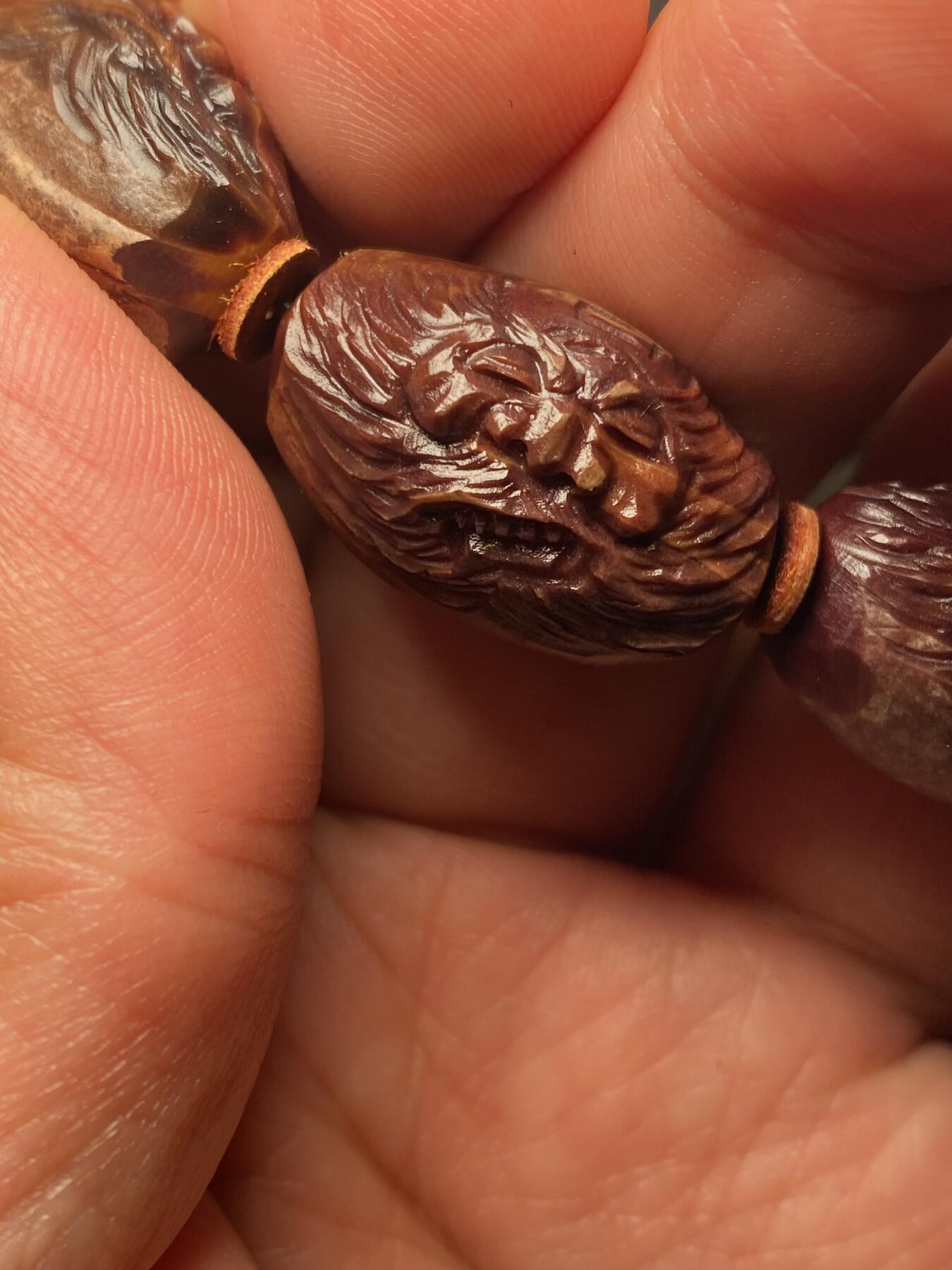 苏工名家王红秋个人作品展示 福利老苏工核雕，纯手工雕刻，紫核老款钟馗百态手串个性十足，等待有缘人，市场无同款，尺寸1。6x2.45喜欢的来呀