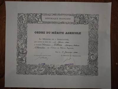 凯旋世界勋赏（第21期冬季大拍）（欢迎送拍）（对拍品有疑问请询问客服，不接受到手刀，出价默认拍品品相。请认真阅读拍卖规则！出价默认已认可！）（收到货请录制开箱视频，无视频概不处理问题。） - 1964年法国农业部颁发的农业功绩勋章骑士勋位证书，是表彰农业领域贡献的国家级行业荣誉凭证