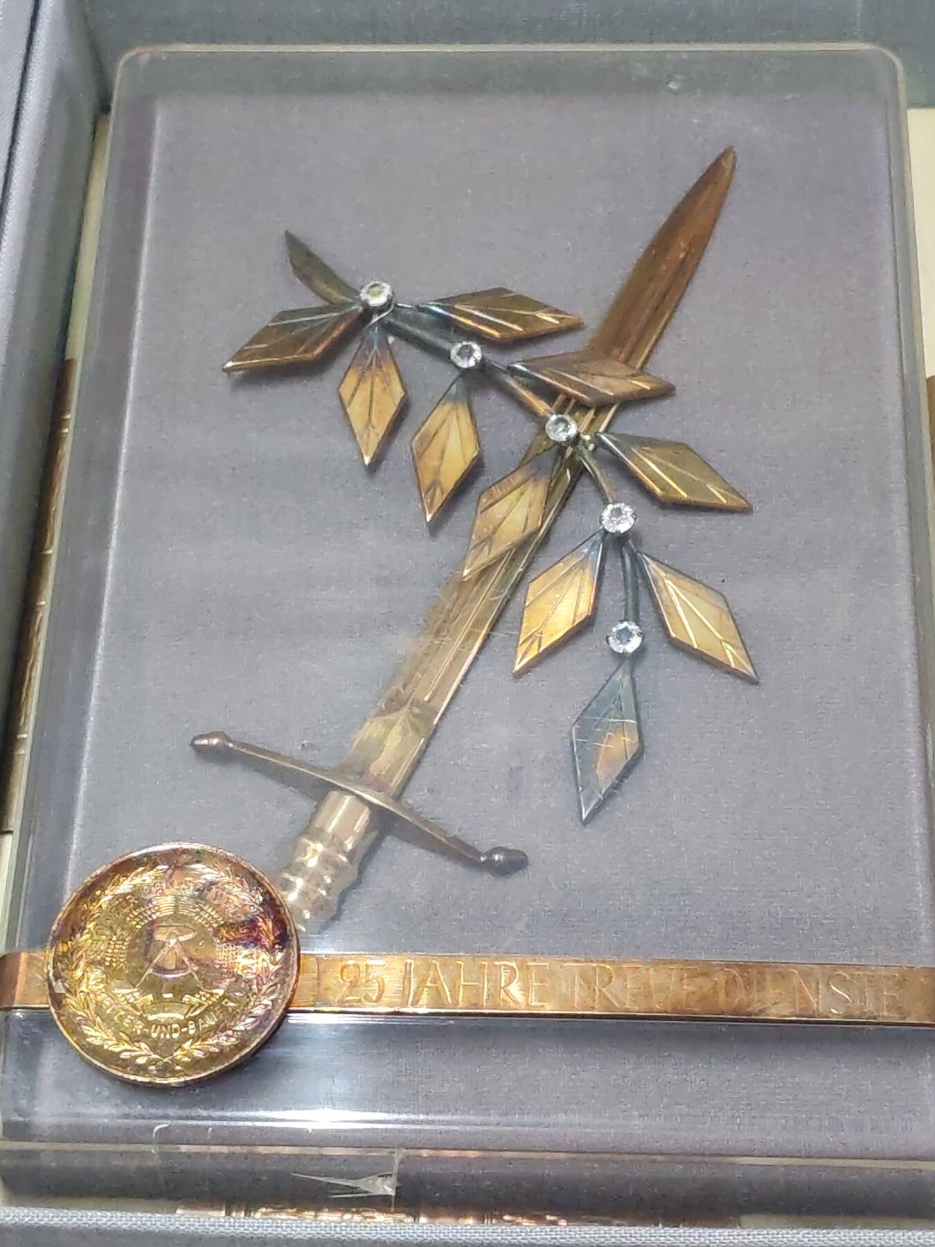 韵星假日拍卖第三十六期 -- Rimey Holidays Auction 36 民主德国士官/军官服役二十五周年纪念 大宝剑 带原盒  塑料未裂