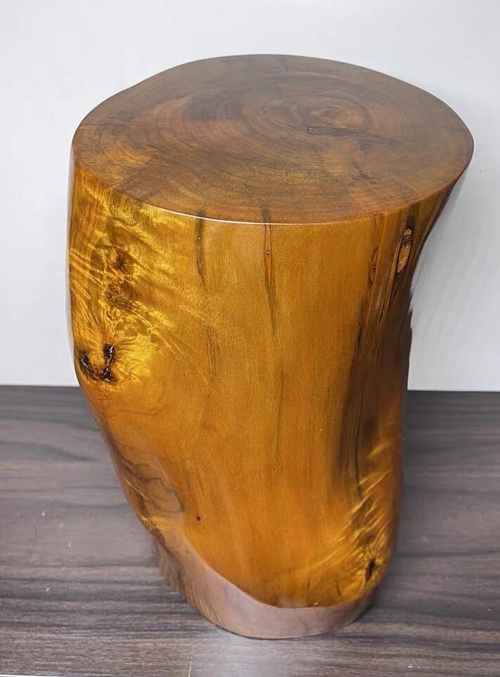 零元拍：金丝楠圆墩凳子摆件，重量3.3公斤。高：200高/190/205MM。抛光后金灿灿满香。最后图为成品效果图，如果带点瘤，意味着花纹更漂亮。抛光后金灿灿满香。最后两图为成品效果。