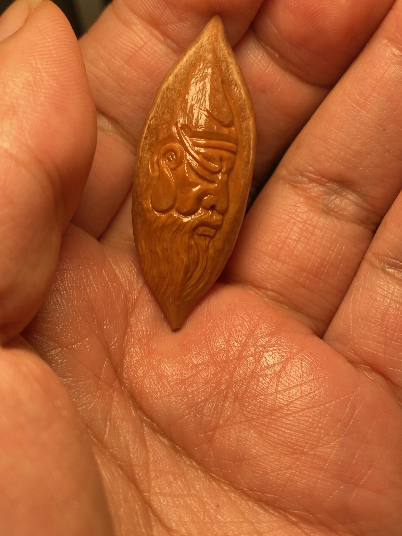 苏工名家王红秋个人作品展示 苏工核雕纯手工雕刻，超长二花关二哥单籽，个性十足，市场无同款，尺寸1。78x4.8喜欢的来