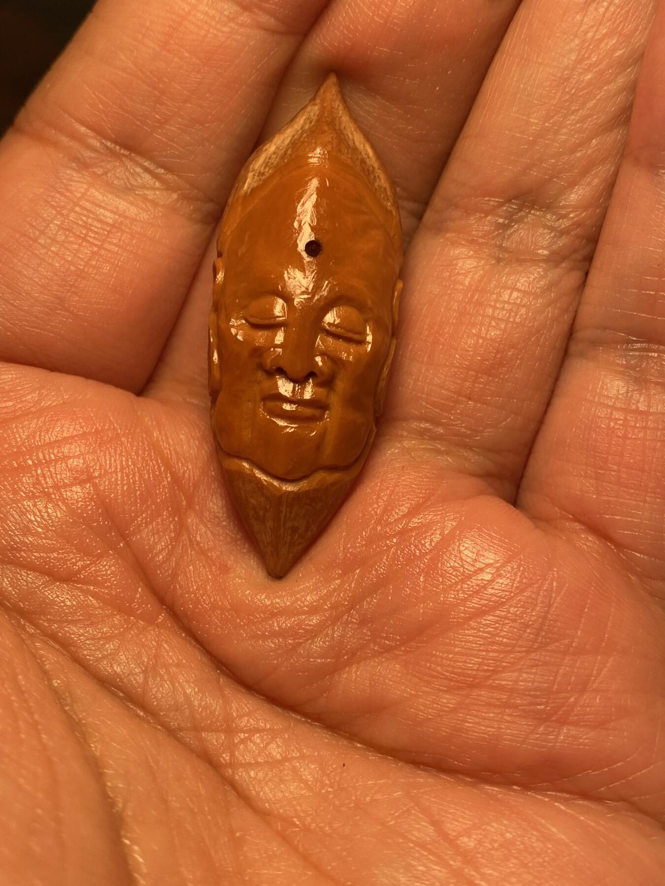 苏工名家王红秋个人作品展示 苏工核雕纯手工雕刻，超长二花静思单籽，个性十足，市场无同款，尺寸1。7x4.75喜欢的来