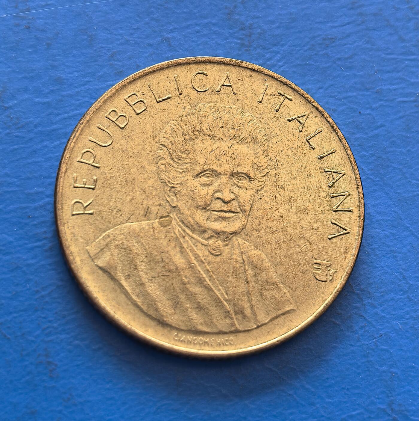 外国优质银币非洲美洲币，周六九点倒数截拍，满百包邮，持续收拍 意大利 1980 年 200 里拉 FAO 纪念币，正面绘带娃阅读的女性（“女性价值” 主题），背面印人物像，金属币兼具性别公益纪念与国家符号，收藏主题独特。