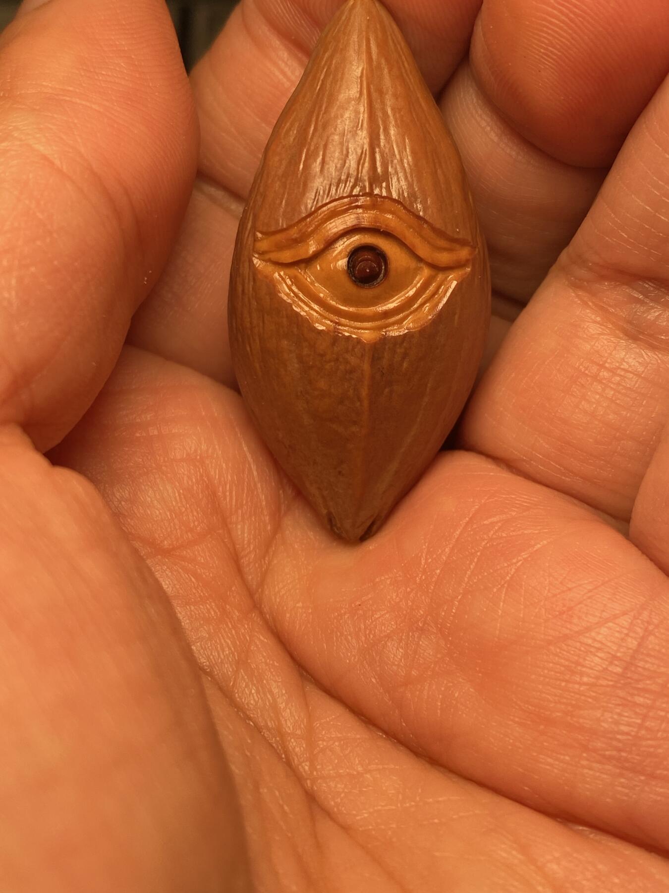 苏工名家王红秋个人作品展示 福利苏工核雕，纯手工雕刻，四花梅林大核天使之眼，个性十足，等待有缘人，市场无同款，尺寸2。2x4.49喜欢的来