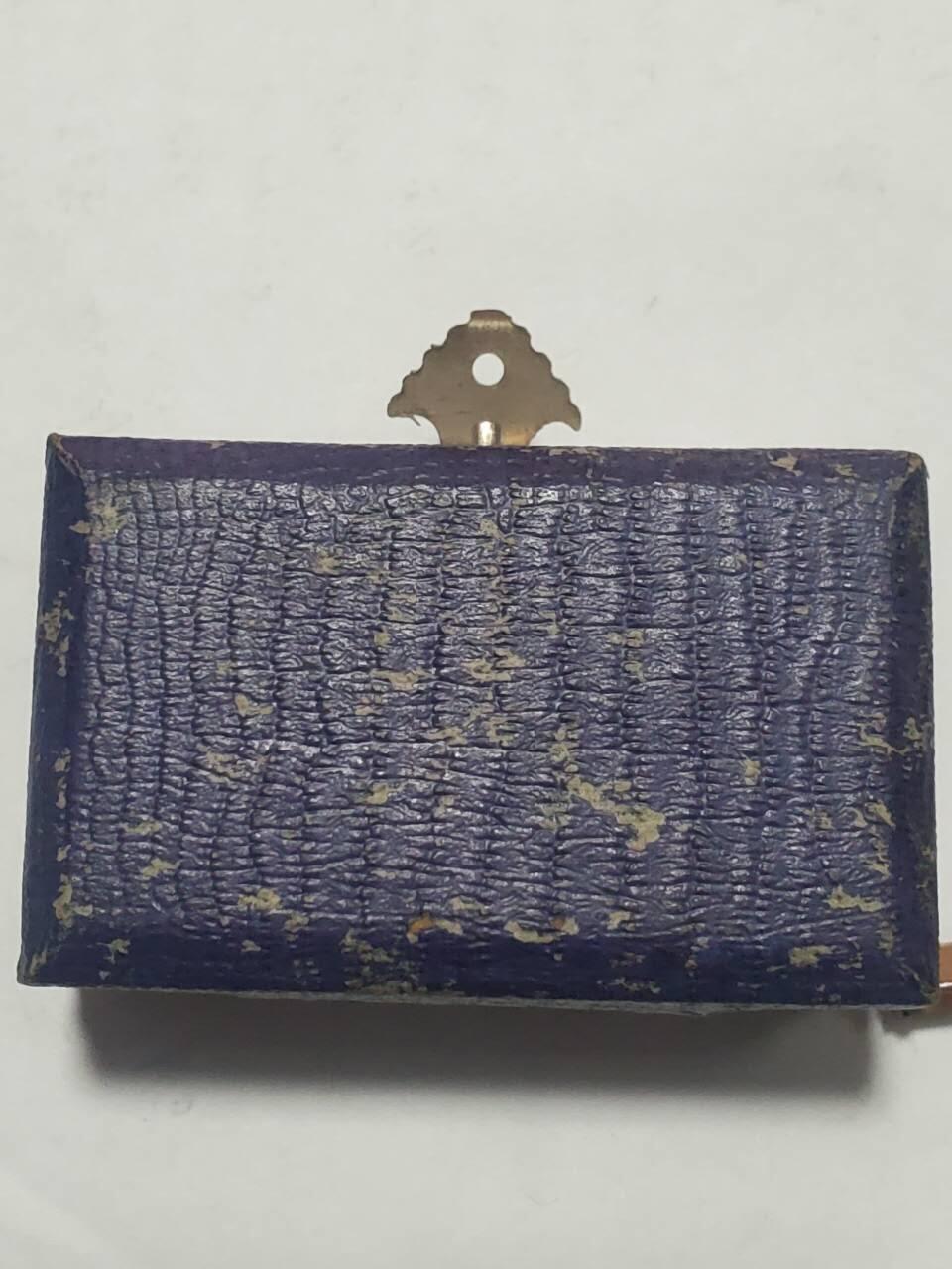 韵星假日拍卖第三十六期 -- Rimey Holidays Auction 36 泰王国拉玛9世初期（颂堪和其后20年）银制首相办公室证章带原盒 颁发给为首相服务的人士 多为高级官员 整体银珐琅 表面标志也为银 后不做生产 高级少见类证章 原盒很难找