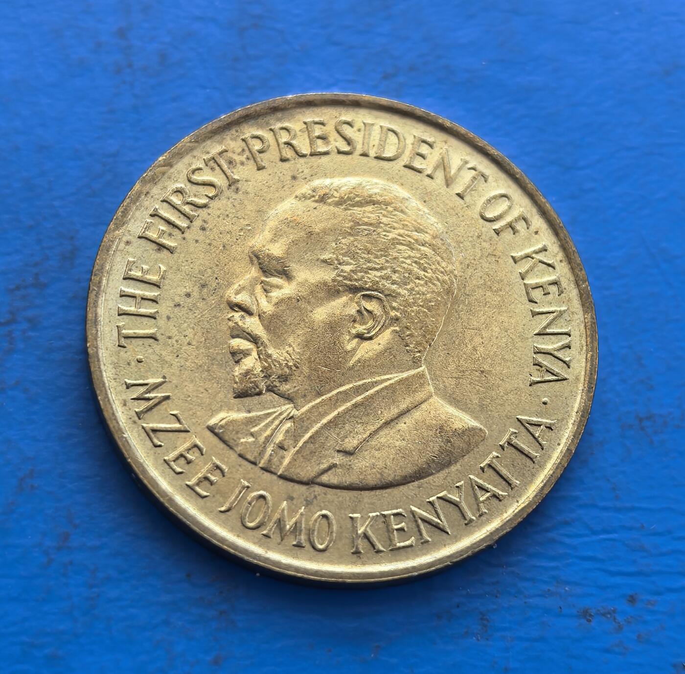 外国优质银币非洲美洲币，周六九点倒数截拍，满百包邮，持续收拍 1975 年肯尼亚 5 分纪念币，正面是首任总统肯雅塔像（标 “肯尼亚首任总统”），背面展国徽（双狮持盾 +“团结” 标语），风格凸显国家奠基领袖与标识，是东非独立史货币收藏之选。