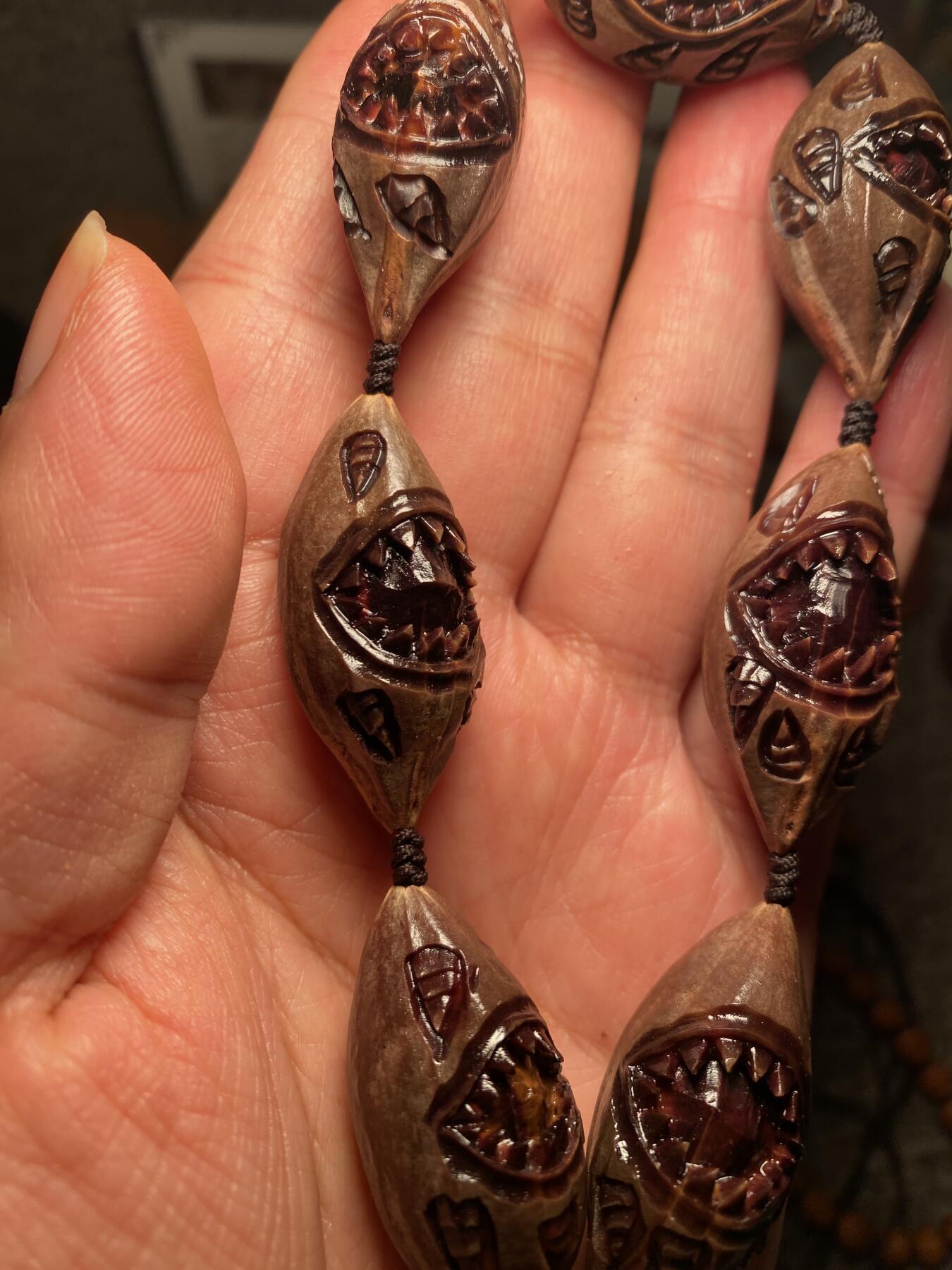 苏工名家王红秋个人作品展示 福利老苏工核雕，纯手工雕刻，紫核吞噬手串个性十足，等待有缘人，市场无同款，尺寸1。7x3.7喜欢的来