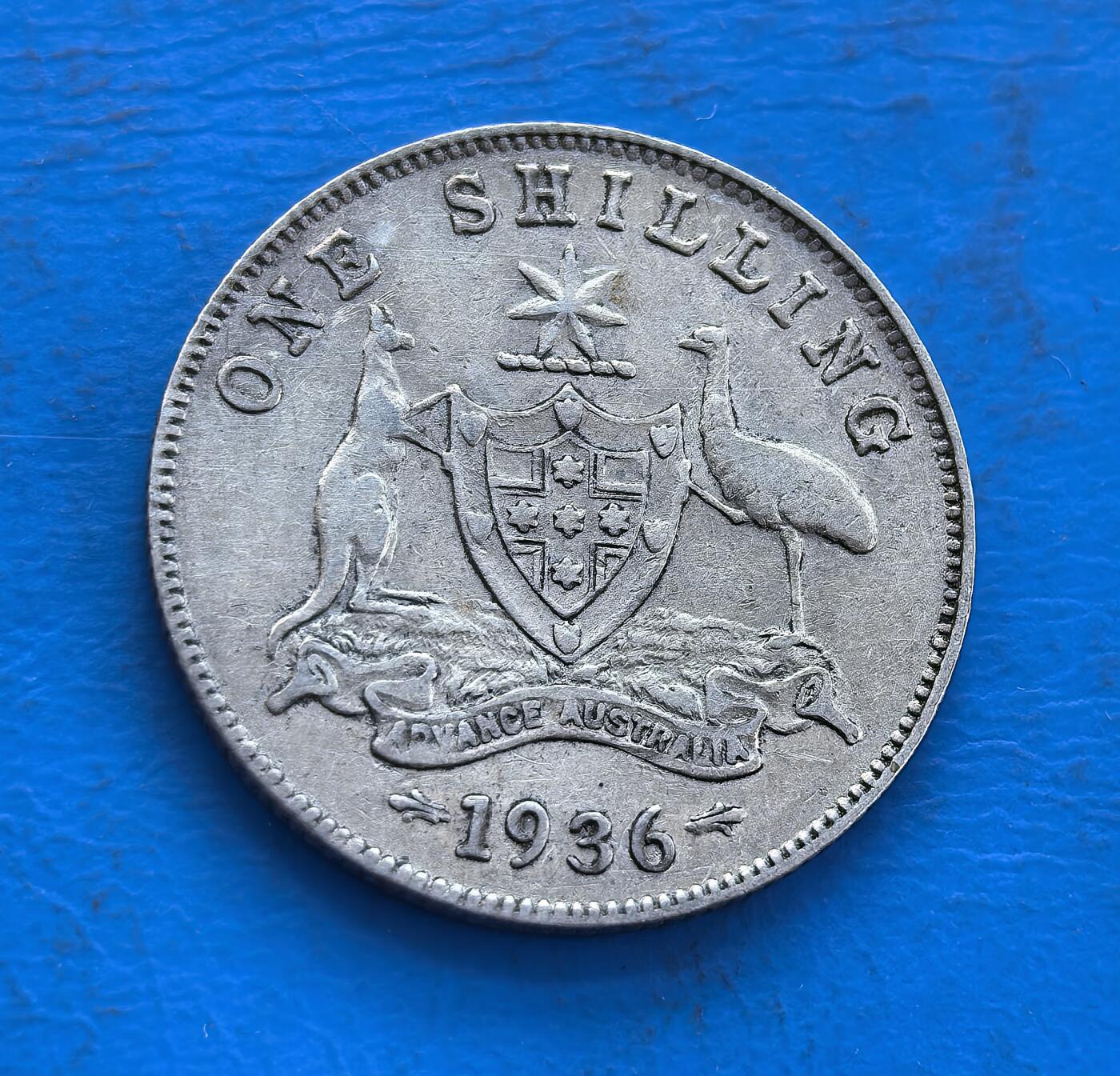 外国优质银币非洲美洲币，周六九点倒数截拍，满百包邮，持续收拍 澳大利亚 1936 年1 先令银币5.6克925银纯银价94元，正面是乔治五世头像，背面是袋鼠、鸸鹋护持的澳国徽，带 “前进澳大利亚” 格言，年份清晰，是澳早期经典国徽主题币，历史与地域特色兼具