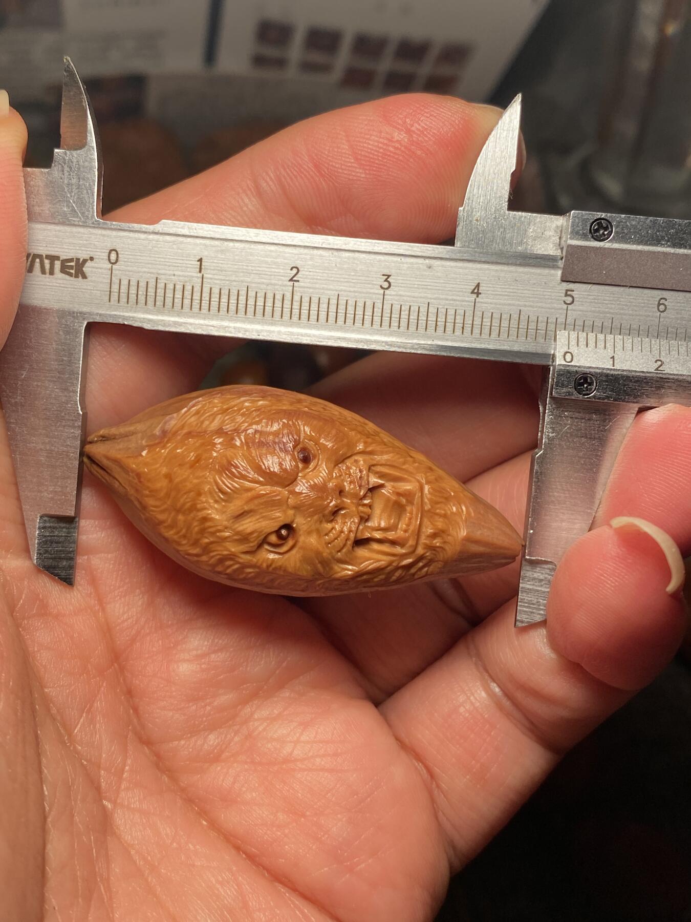 苏工名家王红秋个人作品展示 福利苏工核雕，纯手工雕刻，四花梅林大核君临天下，个性十足，等待有缘人，市场无同款，尺寸2。3x5。0喜欢的来