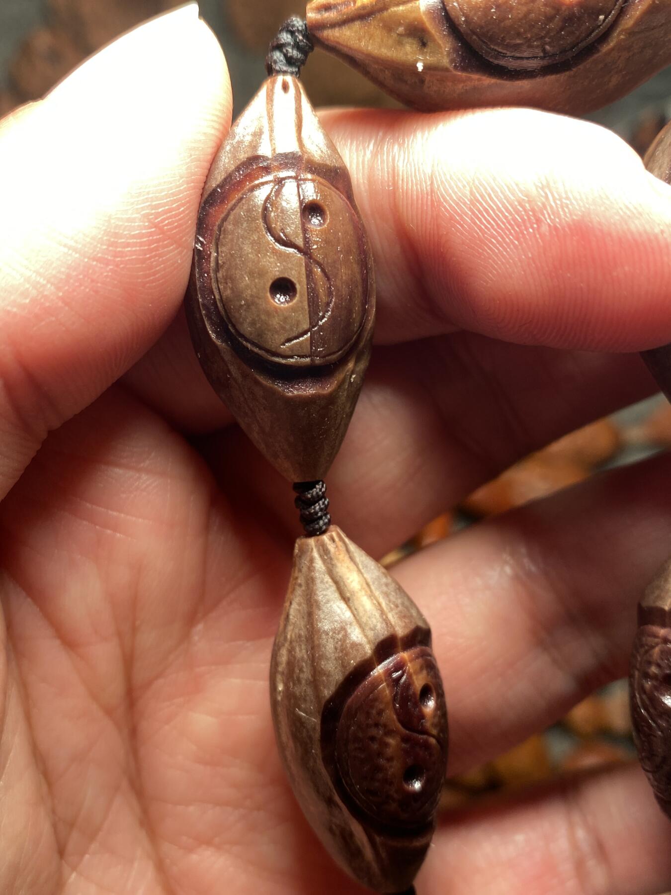 苏工名家王红秋个人作品展示 福利老苏工核雕，纯手工雕刻，紫核老款太极图，扭转乾坤手串个性十足，等待有缘人，市场无同款，尺寸1。6x3。3喜欢的来呀