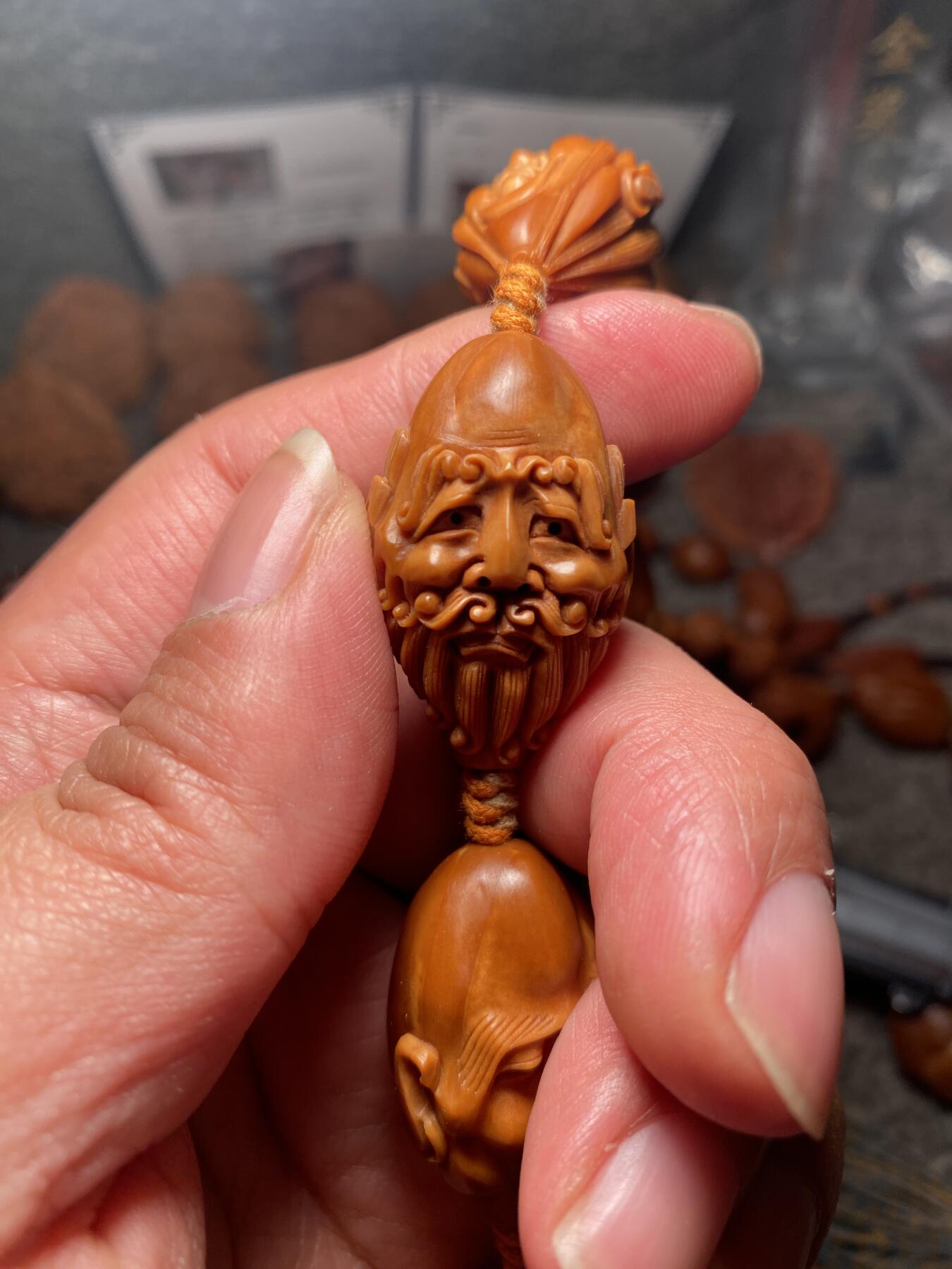 苏工名家王红秋个人作品展示 福利苏工核雕，纯手工雕刻,须派十八罗汉，个性十足，等待有缘人，市场无同款，尺寸2。1x3.45喜欢的来