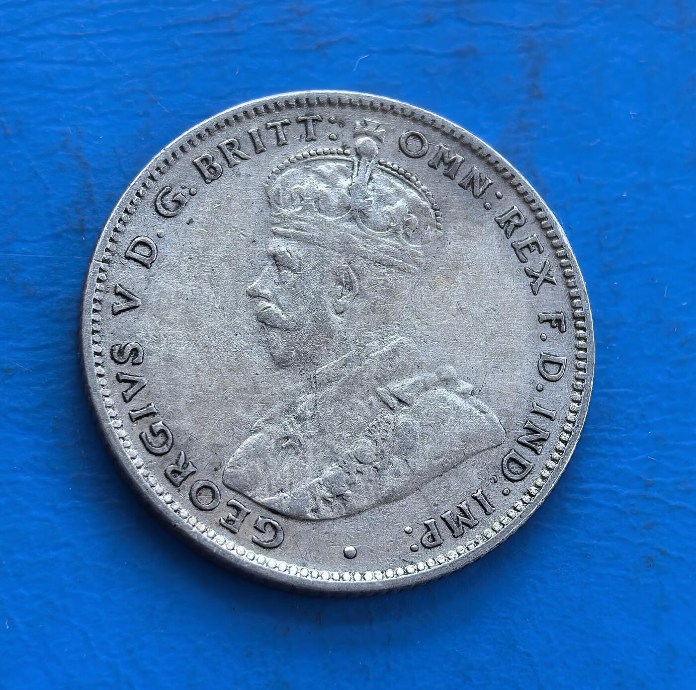 外国优质银币非洲美洲币，周六九点倒数截拍，满百包邮，持续收拍 澳大利亚 1936 年1 先令银币5.6克925银纯银价94元，正面是乔治五世头像，背面是袋鼠、鸸鹋护持的澳国徽，带 “前进澳大利亚” 格言，年份清晰，是澳早期经典国徽主题币，历史与地域特色兼具