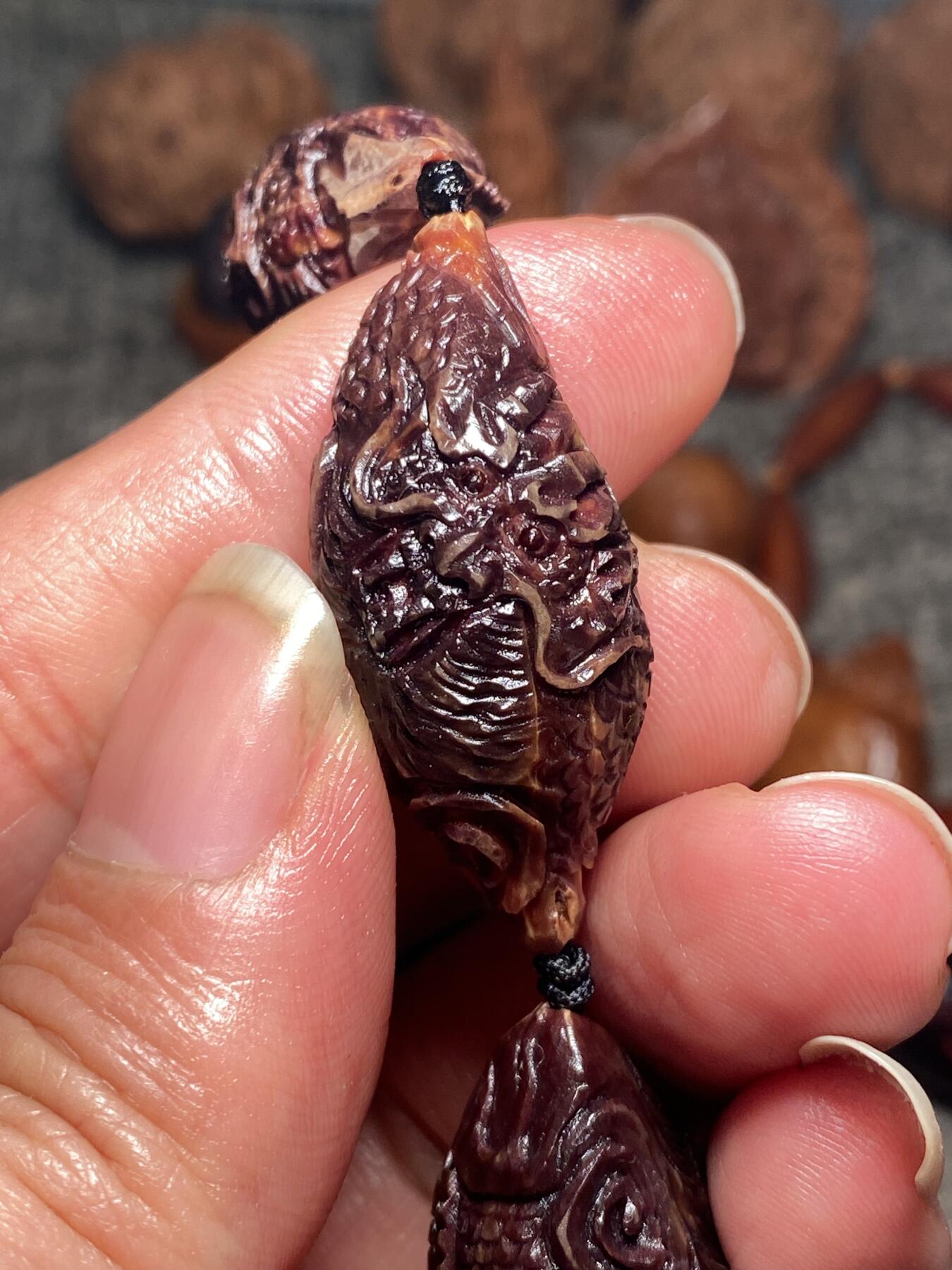 苏工名家王红秋个人作品展示 福利老苏工核雕，纯手工雕刻，紫核七龙珠手串个性十足，等待有缘人，市场无同款，尺寸1。7x3.7喜欢的来呀