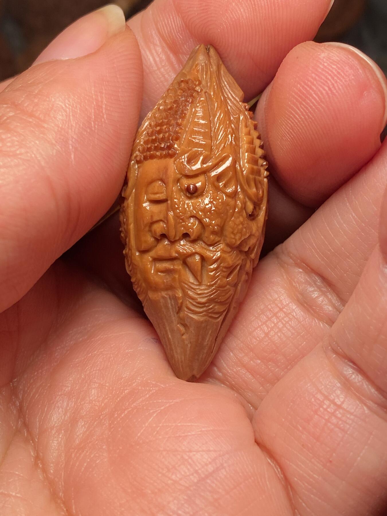 苏工名家王红秋个人作品展示 福利苏工核雕，纯手工雕刻，四花梅林大核佛魔一念四个表情，个性十足，等待有缘人，市场无同款，尺寸2。05x4.55喜欢的来