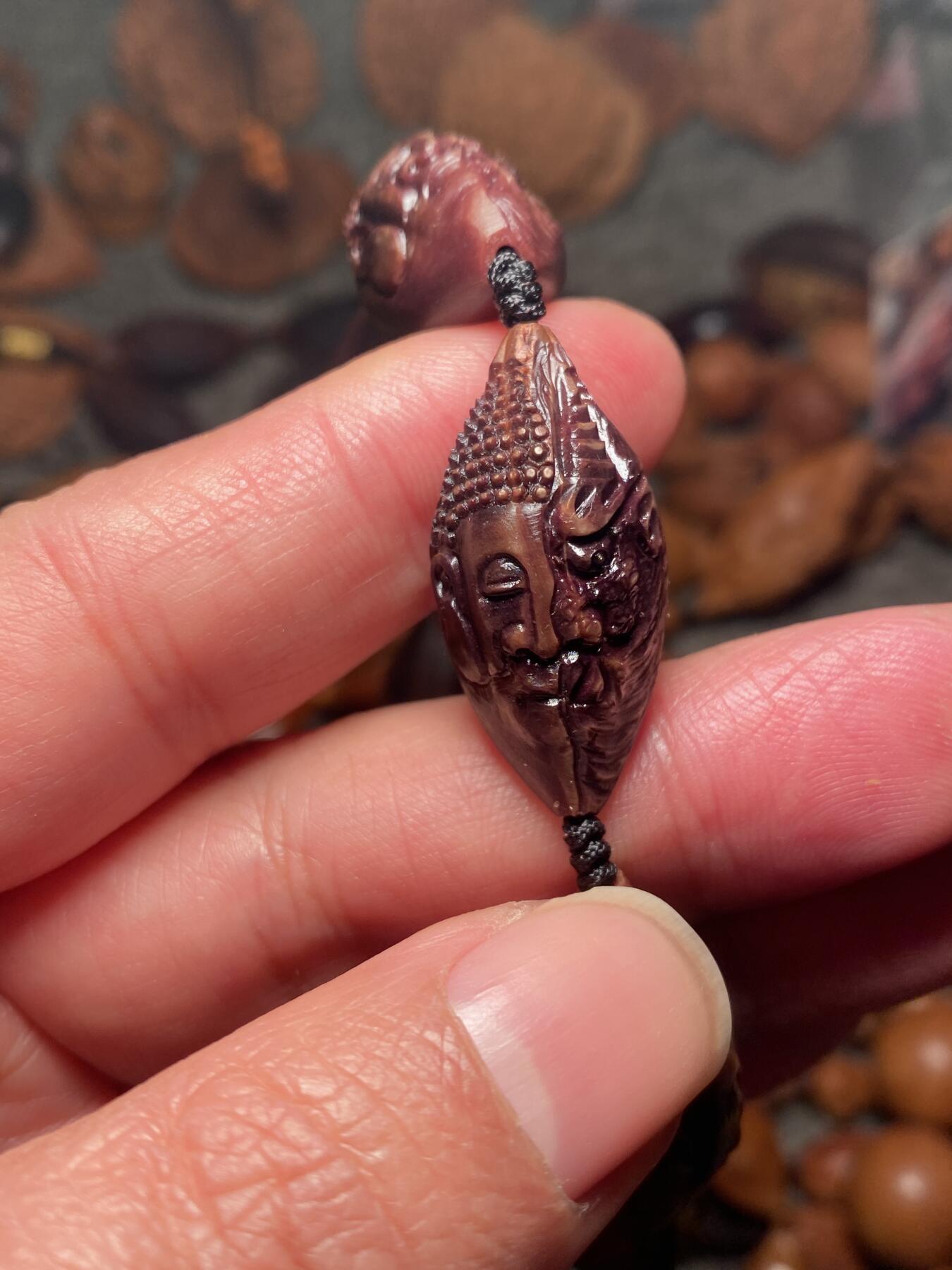 苏工名家王红秋个人作品展示 福利老苏工核雕，纯手工雕刻，紫核老款一念之间手串个性十足，等待有缘人，市场无同款，尺寸1。55x3。3喜欢的来呀