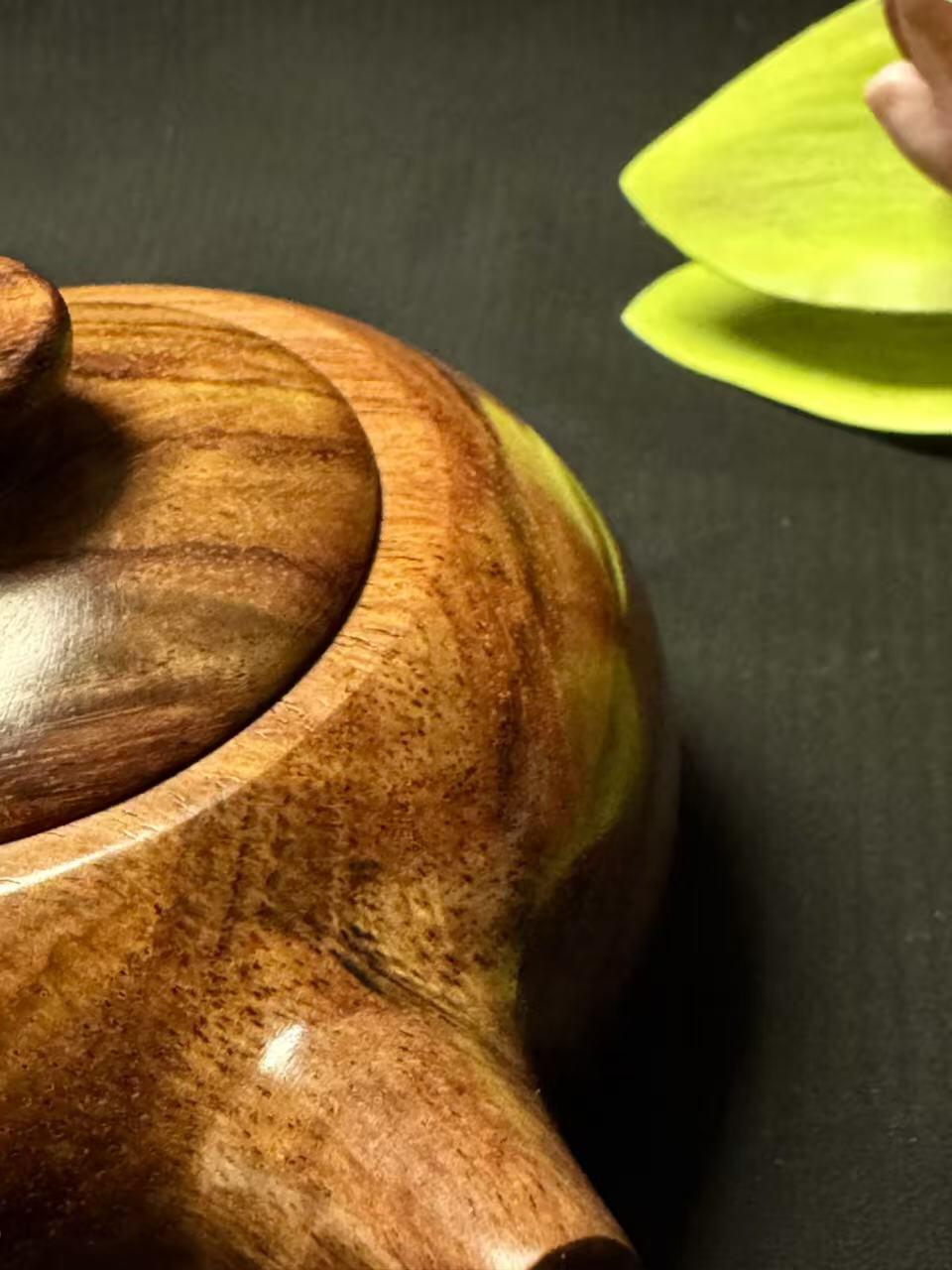 零元拍：海南黄花梨精工摆件茶壶把把壶，一块料制成，尺寸约：直径 7.8CM，高 5.8CM。