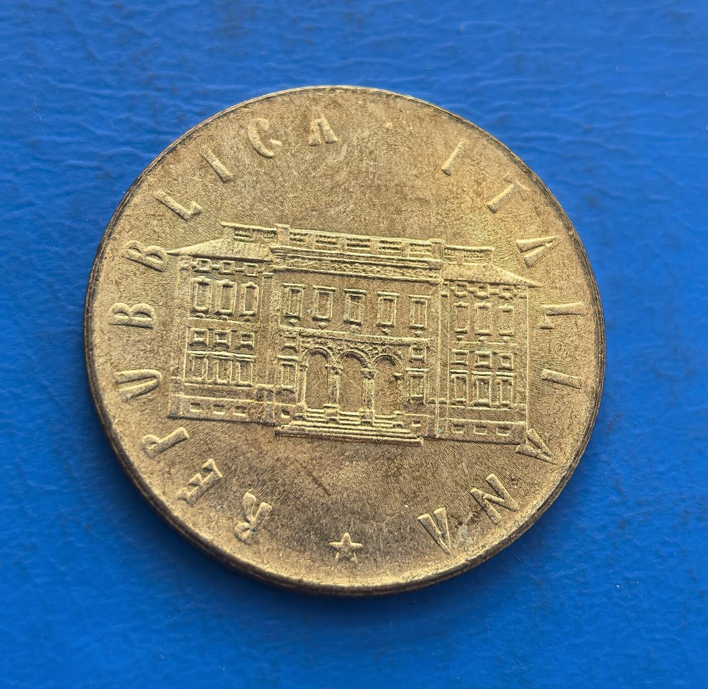 外国优质银币非洲美洲币，周六九点倒数截拍，满百包邮，持续收拍 意大利1981 年 200 里拉 FAO 纪念币，正面绘持作物的丰收女神（粮农组织主题），背面展建筑标识，金属币兼具农业公益纪念与国家符号，收藏主题独特。