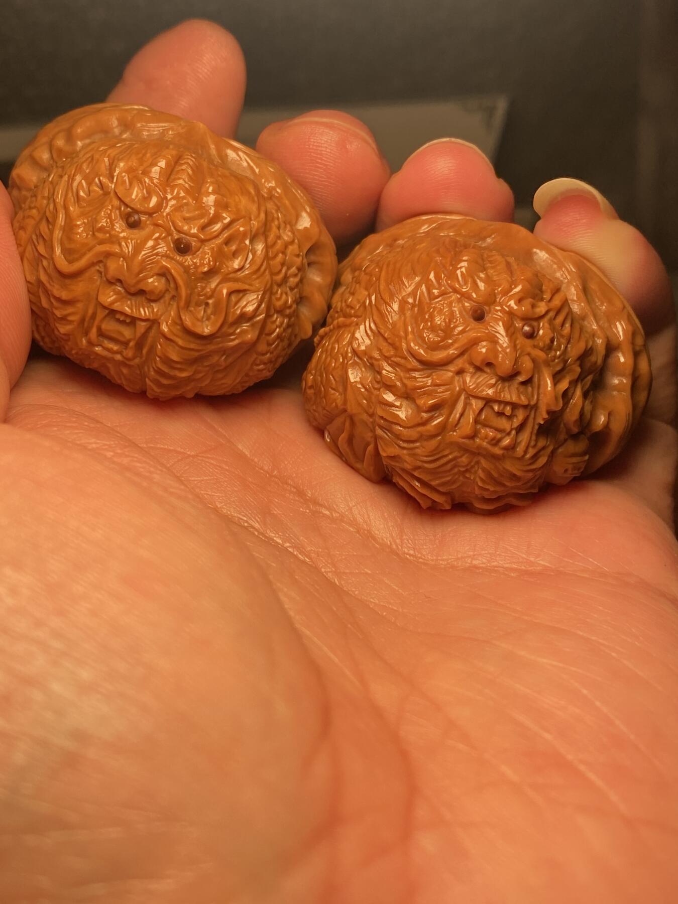 苏工名家王红秋个人作品展示 福利苏工核雕，纯手工核桃雕刻双龙戏珠一对个性十足，等待有缘人，市场无同款，尺寸4。3喜欢的来