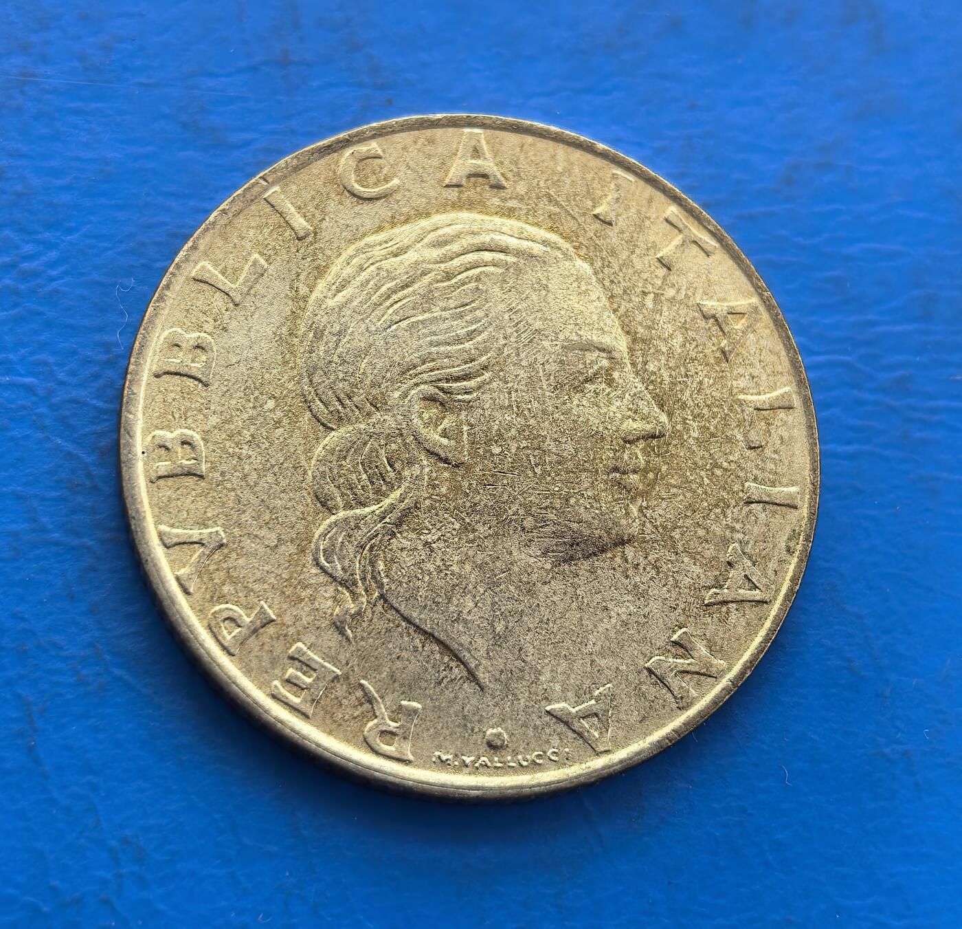 外国优质银币非洲美洲币，周六九点倒数截拍，满百包邮，持续收拍 意大利 1994年200 里拉纪念币，正面印意大利女神像，背面展宪兵部队徽章（181 年纪念），金属币兼具国家符号与军事机构纪念意义，收藏主题鲜明。