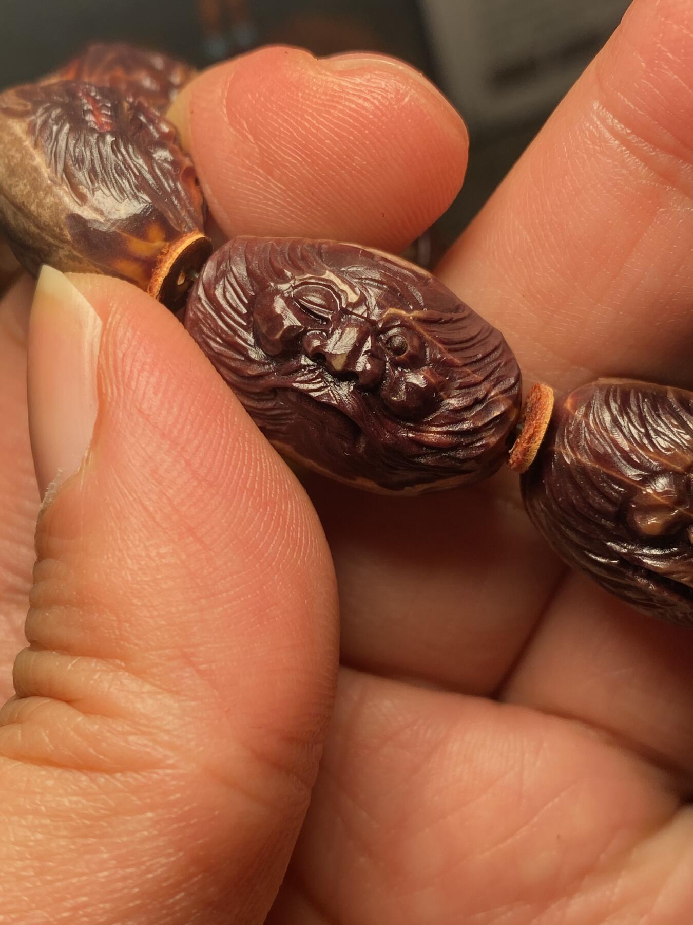 苏工名家王红秋个人作品展示 福利老苏工核雕，纯手工雕刻，紫核老款钟馗百态手串个性十足，等待有缘人，市场无同款，尺寸1。6x2.45喜欢的来呀