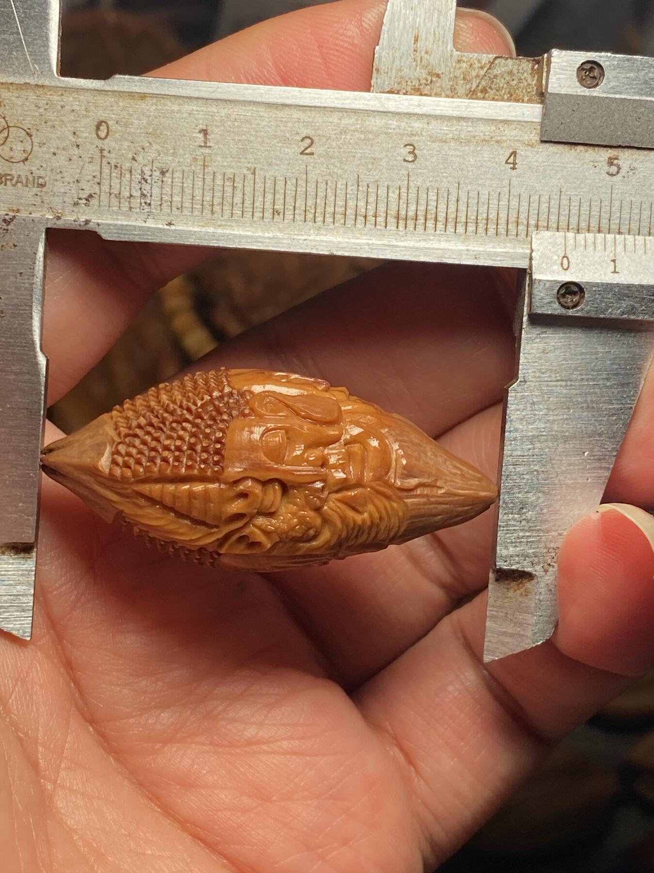 苏工名家王红秋个人作品展示 福利苏工核雕，纯手工雕刻，四花梅林大核佛魔一念四个表情，个性十足，等待有缘人，市场无同款，尺寸2。05x4.55喜欢的来