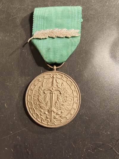 老王徽章第175期 - 比利时前战俘全国联合会银级劳动价值奖章    银棕榈勋饰     授予在两次世界大战中被囚禁并表现出“劳动价值”或对协会事业做出重大贡献的军人或平民