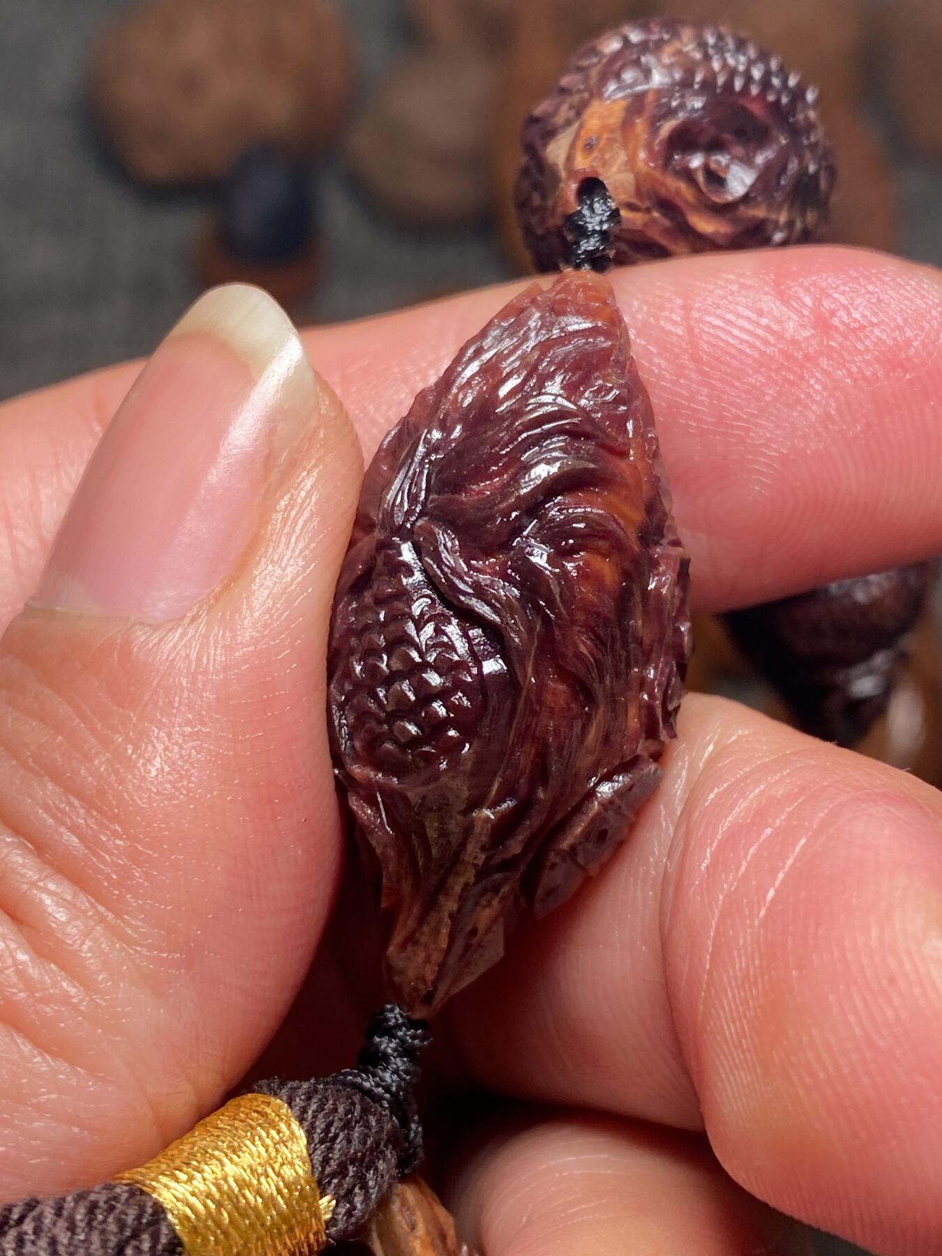 苏工名家王红秋个人作品展示 福利老苏工核雕，纯手工雕刻，紫核七龙珠手串个性十足，等待有缘人，市场无同款，尺寸1。7x3.7喜欢的来呀