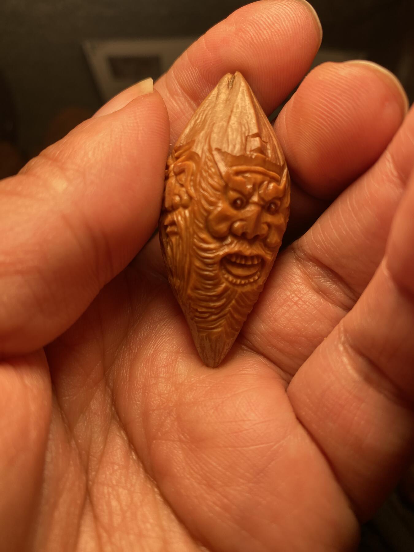 苏工名家王红秋个人作品展示 福利苏工核雕，纯手工雕刻，四花梅林大核群仙会，个性十足，等待有缘人，市场无同款，尺寸2。2x5。0喜欢的来