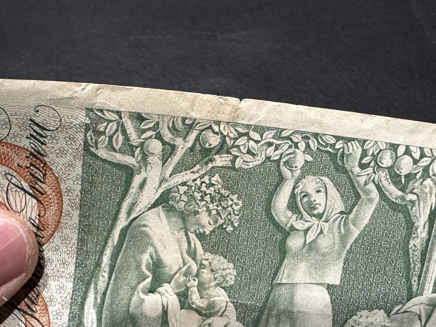 《外钞收藏家》第六百零一期（畅拍场）（本平台长期征集拍品、欢迎藏友们联系合作） 1961年瑞士50法郎 苹果园 有破口 非全新 品相如图