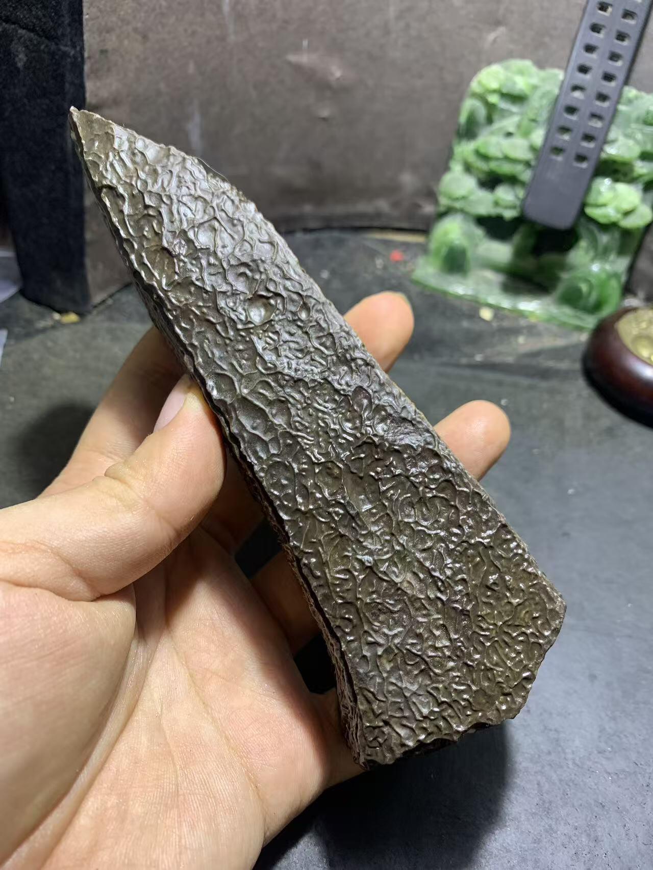 精美新疆满龙纹泥石方形原石把件（镇纸，摆件） 一块，