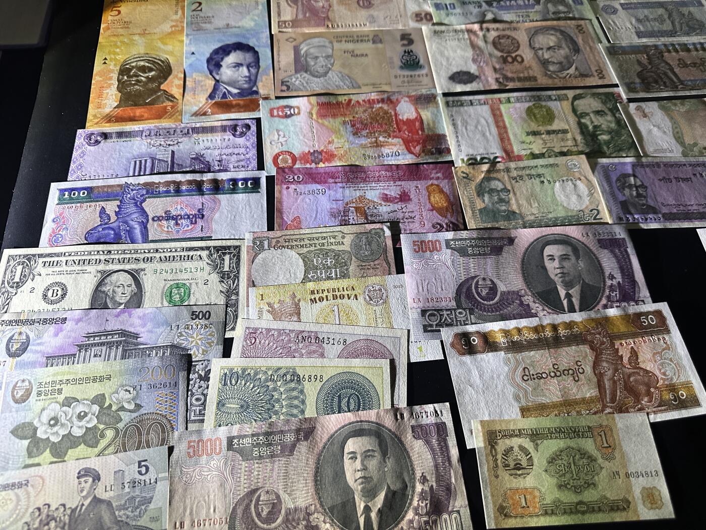 《外钞收藏家》第六百零一期（畅拍场）（本平台长期征集拍品、欢迎藏友们联系合作） 大几十张精美纸币一起 全新 个别非全新