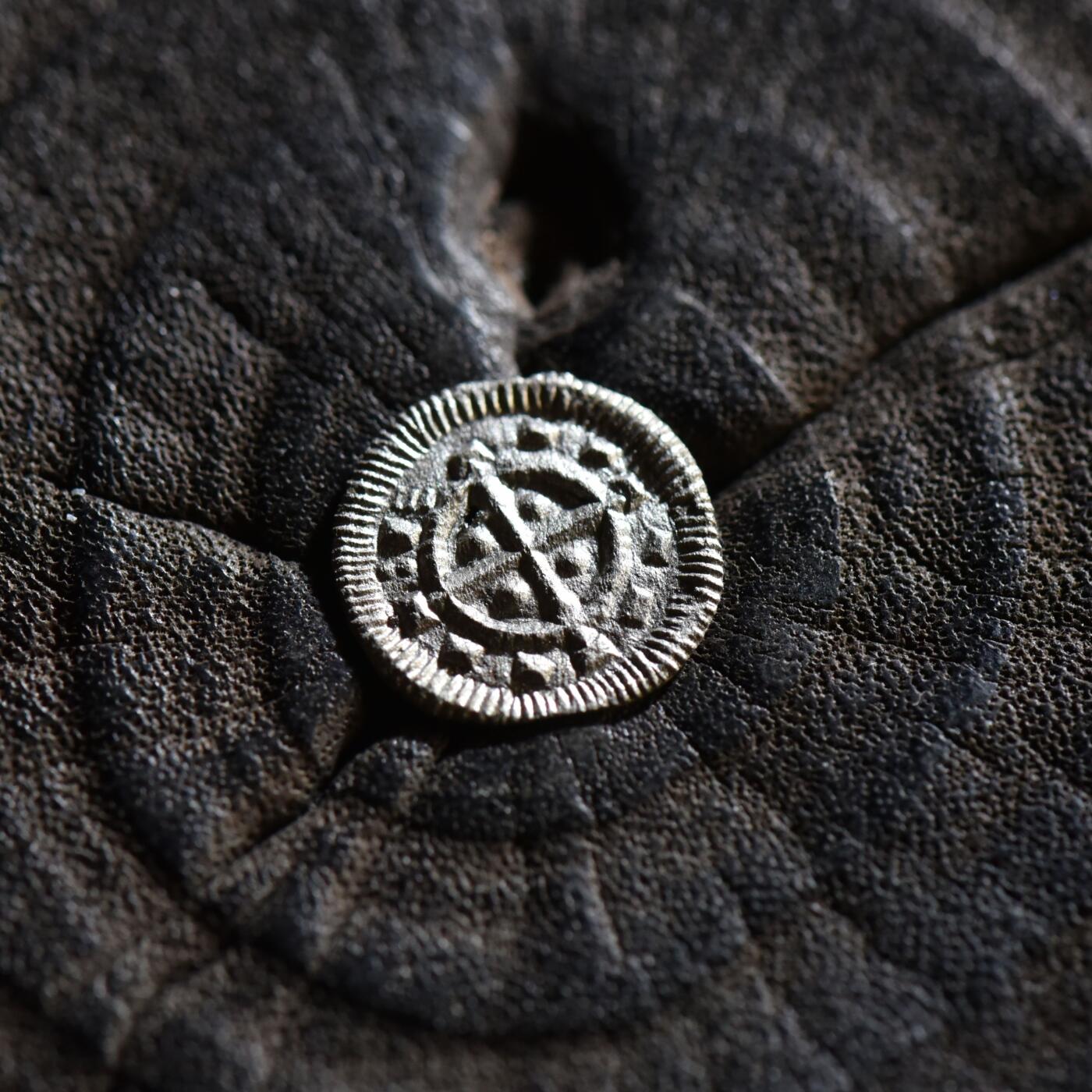 【良泉】【春节前最后一场】2月5日晚19.30点开拍！208组，本场结束后预存钱币的朋友请告知，将连同本场拍品一起邮寄，预祝诸位春节愉快！ 公元1131-1141年【中世纪】匈牙利，阿尔帕德王朝国王——贝拉二世 第纳尔【微型】银币，0.24克