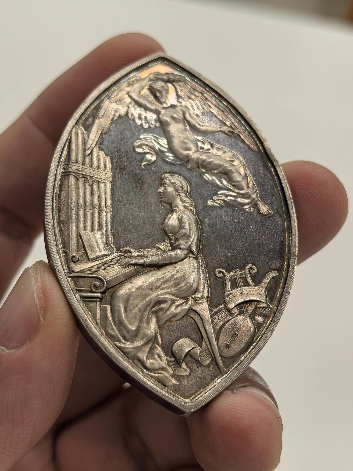 博洋堂世界钱币拍卖第156期（全场包邮） 1923年英国格拉斯哥城市音乐奖异形大银章，尺寸62 × 40mm，重56.2g，彩虹包浆，品相良好，背面一处小磕碰，带原盒