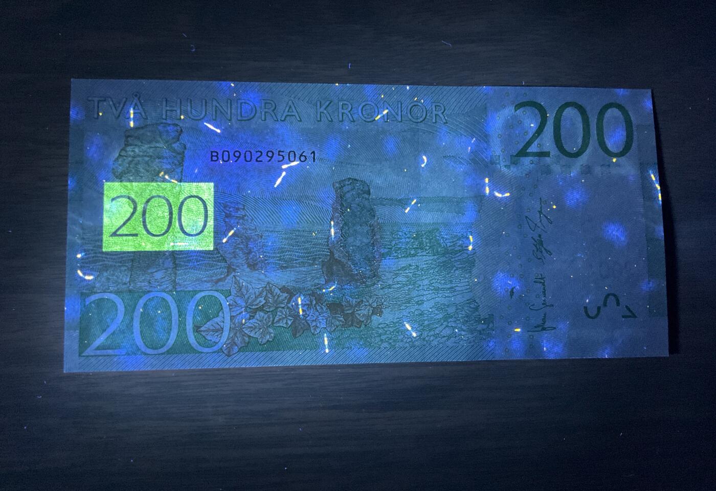 【礼羽收藏】🌏世界钱币拍卖第119期 瑞典200克朗2015首年首发B冠，刀拆绝品。无347干净漂亮的靓号。稀少面值币种量小市面能见到基本都带347号码不佳，配套必备错失美号拍大腿