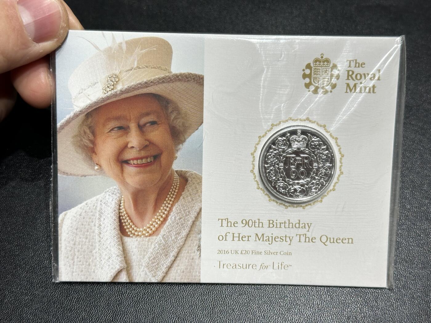 《外钞收藏家》第六百零一期（畅拍场）（本平台长期征集拍品、欢迎藏友们联系合作） 英国2016年20镑女王90大寿精制纪念银币（1/2盎司纯银）